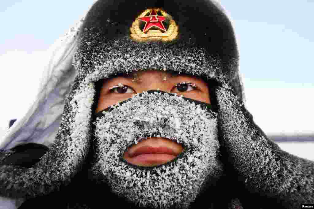 Salju memenuhi pelindung wajah seorang tentara China saat bertugas di Heihe, provinsi, dekat perbatasan Rusia.
