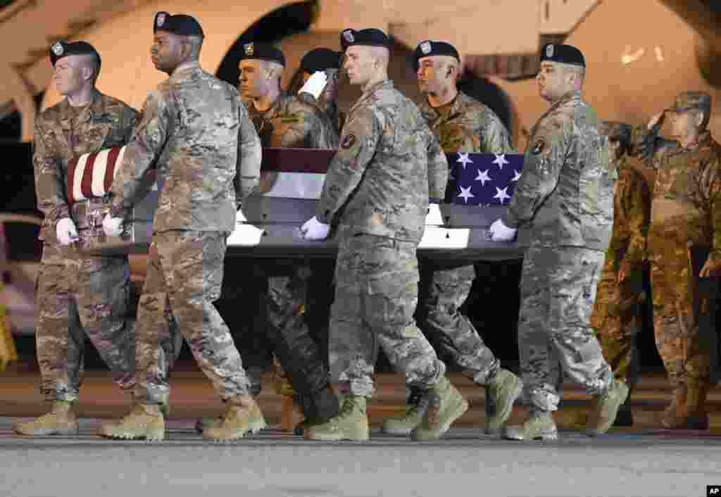 سربازان تابوت سرباز آمریکایی که در افغانستان کشته شد را به کشور باز می گرداند. این سرباز اهل شیکاگو بود.&nbsp;