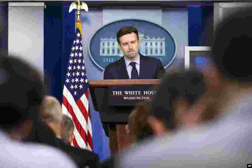 Juru Bicara Gedung Putih Josh Earnest Earnest berbicara tentang video di internet yang bertujuan menunjukkan pemenggalan wartawan AS Steven Sotloff oleh militan ISIS dalam briefing harian di Gedung Putih di Washington, 2 September 2014.