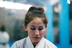 Meena Asadi, mantan atlet bela diri Afghanistan berusia 28 tahun berlatih karate di Shotokan Club Dojo di Cisarua, Jawa Barat, 18 Agustus 2021. (Foto: REUTERS/Ajeng Dinar Ulfiana)