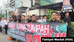 Islamic Human Rights Alliance (IHRA) dan Aliansi Anti Perang (A2P) melakukan unjuk rasa di depan Kedutaan Arab Saudi di Jakarta (4/1). (VOA/Fathiyah Wardah)