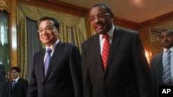 PM China Li Keqiang (kiri) bersama PM Ethiopia Hailemariam Desalegn di Addis Ababa, Ethiopia, Minggu (4/5). 