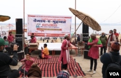 A local citizen peace campaigner group conducts a musical program with a message of communal harmony at a Varanasi ghat, Jan. 8, 2022, two days after right-wing Hindu groups put up posters warning non-Hindus to stay away from the ghats. (Praveen Joshi/VOA)