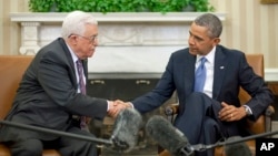 President Barack Obama (r) shakes hands with Palestinian President Mahmoud Abbas in the Oval Office at the White House, March 17, 2014.