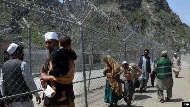 پاکستان میں ایک تجویز یہ بھی ہے کہ ایرانی ماڈل کی طرح مہاجرین کو سرحد میں قائم کیمپوں میں رکھا جائے۔