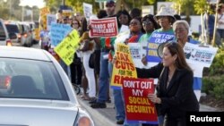 Grupos comunitarios y sindicales protestan en Miami contra eventuales recortes a programas sociales a causa del “abismo fiscal”.