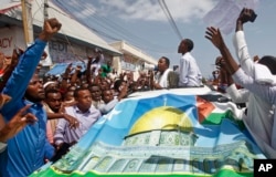 Somalis protest against President Donald Trump's decision to recognize Jerusalem as the capital of Israel, in Mogadishu, Somalia Dec. 8, 2017.