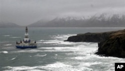 Kapal pengeboran minyak dekat Pulau Kodiak, Alaska. (Foto: Dok)