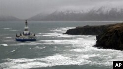 Буровая платформа Royal Dutch Shell проводит бурение в Арктике.