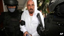 인도네시아에서 마약 밀매 혐의로 사형을 선고 받고 수감 중인 프랑스인 세르게 아틀루이 씨가 지난 3월 법정에서 나오고 있다. (자료사진)