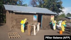 Des agents de la santé désinfectent une maison à Tchomia, zone où sévit l’épidémie d’Ebola dans l’est de la RDC, 27 septembre 2018. (Twitter/Peter Salama)