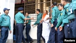 Salah satu terdakwa pelaku penyerangan cafe "Holey Artisan Bakery" dibawa masuk ke gedung pengadilan di Dhaka, Bangladesh, 27 November 2019. (Foto: dok). 