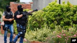 Polisi anti teror Perancis melakukan penggerebekan di Saint-Etienne-du-Rouvray, Normandy, pasca serangan atas sebuah gereja di sana, Selasa (26/7). 