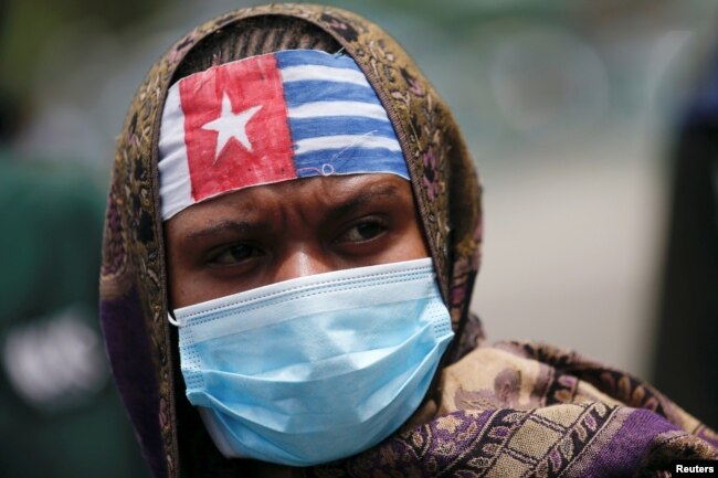 Seorang aktivis Papua mengenakan bandana dalam unjuk rasa terkait referendum di luar kompleks Monumen Nasional di Jakarta, 1 Desember 2021. (Photo: REUTERS/Willy Kurniawan)