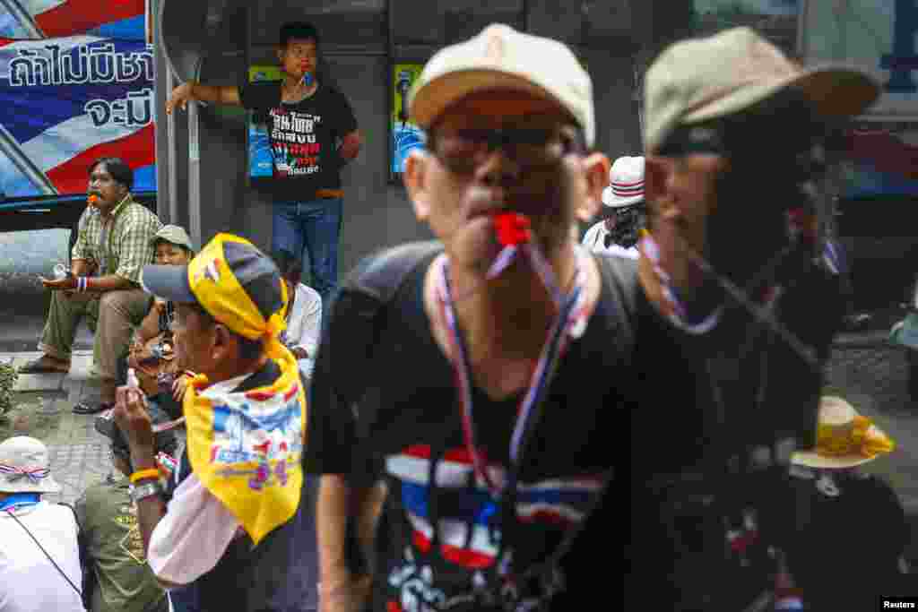 Anti-government protesters gather during a rally at the Shinawatra building in central Bangkok, March 7, 2014. 