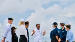 Presiden Jokowi (tengah) berbincang dengan para Duta Besar negara sahabat seusai melakukan penanaman kembali mangrove di Desa Bebatu, Kalimantan Utara, pada 19 Oktober 2021. (Foto: Biro Setpres)