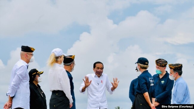 Presiden Jokowi (tengah) berbincang dengan para Duta Besar negara sahabat seusai melakukan penanaman kembali mangrove di Desa Bebatu, Kalimantan Utara, pada 19 Oktober 2021. (Foto: Biro Setpres)