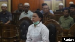 Meliana (44 tahun), perempuan keturunan Tionghoa yang beragama Budha, saat menghadiri sidang penistaan agama di pengadilan negeri Medan, Sumatra, Selasa (21/8).