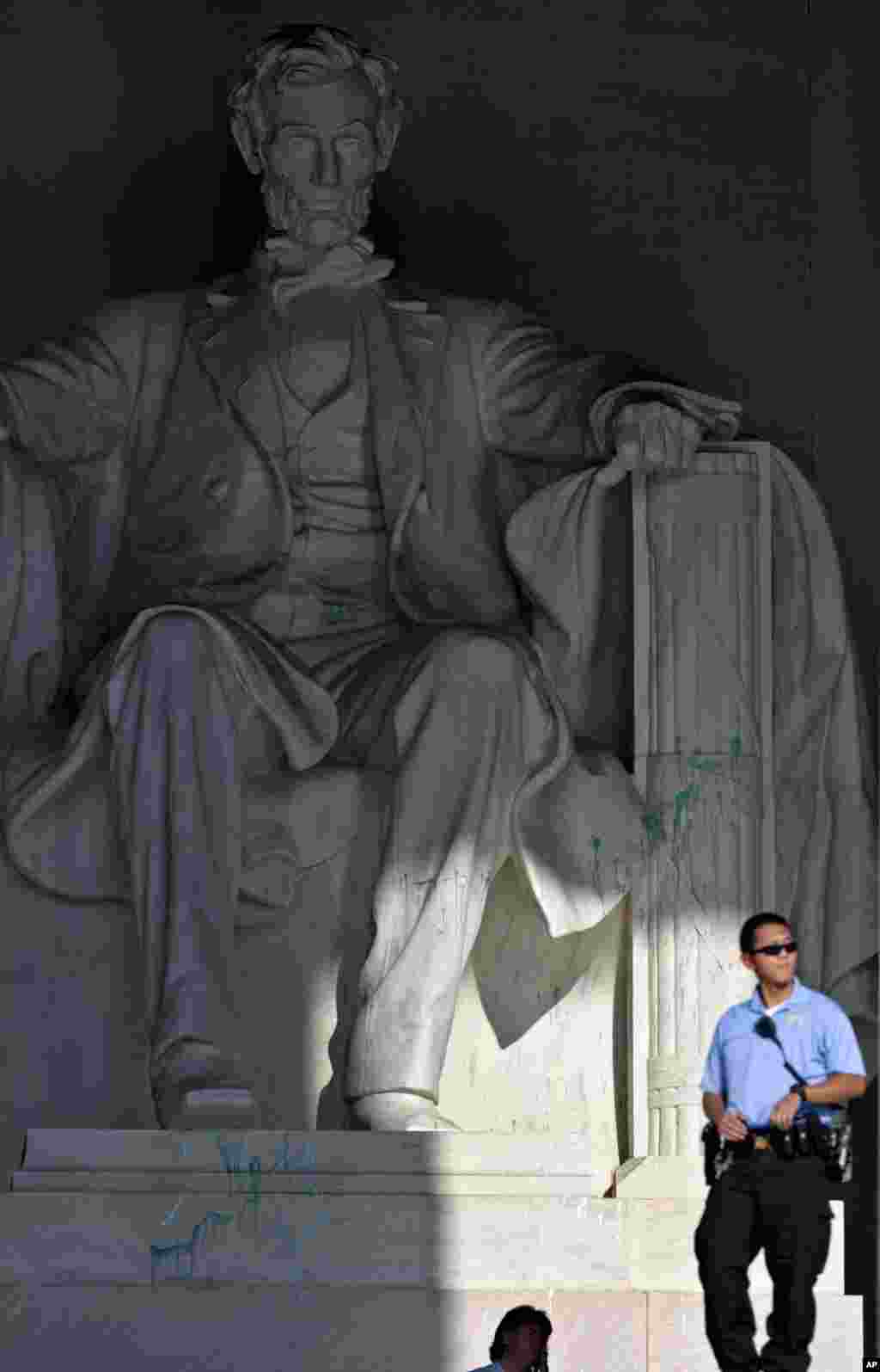 Un agente de la Policía de Parques de Estados Unidos de guardia junto al monumento Abraham Lincoln, en Washington, este viernes, luego de que un visitante manchara la estatua con pintura verde.
