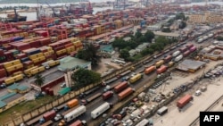 Une vue aérienne de camions garés sur le bord de la route en attente d'accéder au port de Tincan à Apapa, Lagos, le 11 janvier 2021.