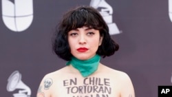 Mon Laferte llega a la 20 entrega de los Premios Grammy Latinos con "En Chile torturan, violan y matan" escrito en su cuerpo el jueves 14 de noviembre de 2019.