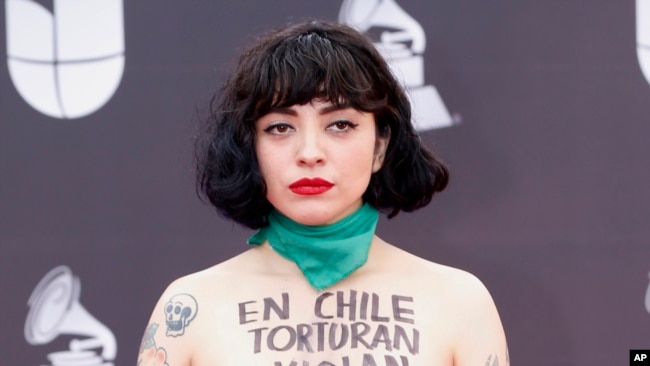 Mon Laferte llega a la 20 entrega de los Premios Grammy Latinos con "En Chile torturan, violan y matan" escrito en su cuerpo el jueves 14 de noviembre de 2019.
