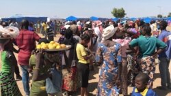 Des femmes se bousculent au marché pour assurer la pitance quotidienne de la famille, le 12 septembre 2021. (VOA/André Kodmadjingar)