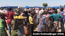 Des femmes se bousculent au marché pour assurer la pitance quotidienne de la famille, le 12 septembre 2021. (VOA/André Kodmadjingar)