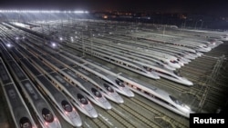 资料照：中国湖北省武汉市的高铁维修中心停靠的高铁列车。（2018年2月1日）