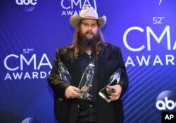 Chris Stapleton posa con premios recibidos en la 52 entrega anual de premios CMA en Nashville, Tennessee, el miércoles, 14 de noviembre de 2018.