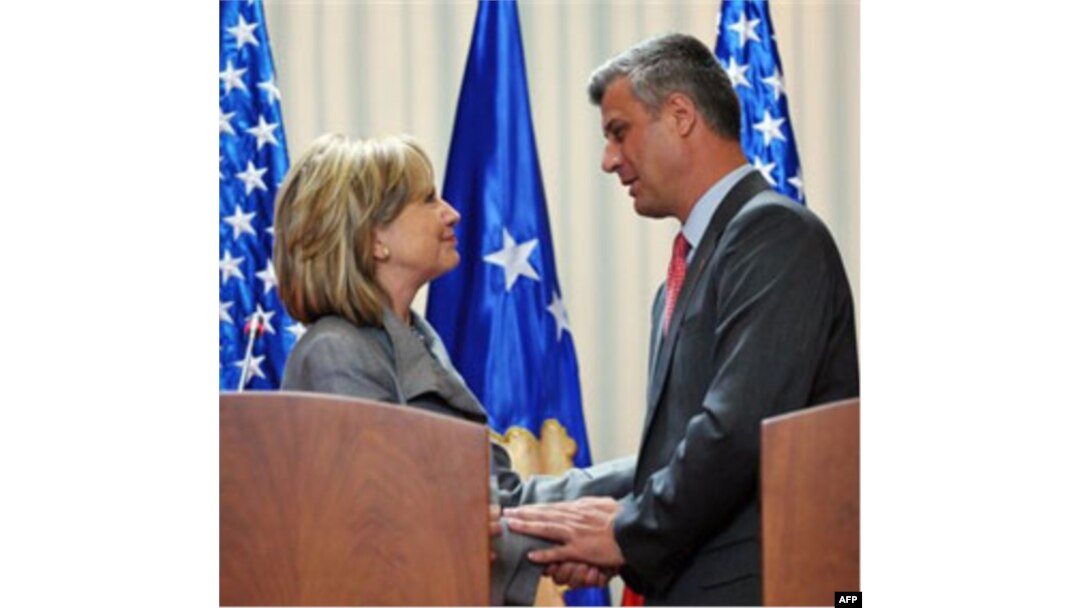 Kosovo Bosh vaziri Xoshim Tachi bilan uchrashgan Klinton “yordamni ayamaymiz” degan. Qo’shma Shtatlar pozitsiyasi shuki, yosh davlatni xalqaro hamamiyat tan olishi, Yevropa Ittifoqi va NATOning to’laqonli a’zosiga aylanishi lozim.