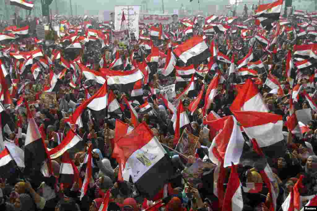 Supporters of Egypt's army and police gather at Tahrir square in Cairo, on the third anniversary of Egypt's uprising, Jan. 25, 2014. 