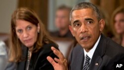 Presiden AS Barack Obama dan Menteri Kesehatan Sylvia Burwell, berbicara kepada media setelah sidang kabinet di Gedung Putih, Rabu (15/10).