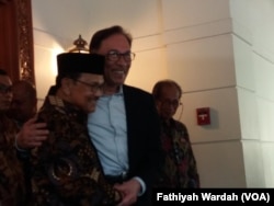 Mantan Wakil Perdana Menteri Malaysia Anwar Ibrahim bertemu Mantan Presiden BJ Habibie di kediamannya, Minggu (20/5).