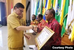 Mendagri Tjahyo Kumolo dan sejumlah perwakilan DPRD Papua dan Papua Barat di kantornya, 24 September 2019. (Foto: Humas Kemendagri)