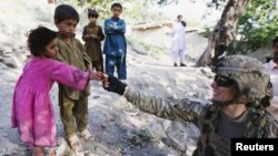 Quân đội Mỹ lưu ý rằng theo ISAF, 84% thường dân Afghanistan thiệt mạng và bị thương trong năm 2012 đã là nạn nhân trong các cuộc tấn công của quân nổi dậy.