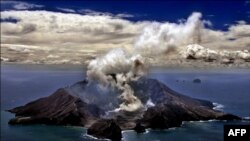 Los guías turísticos evacuan a los turistas en una embarcación poco después de la erupción volcánica en Isla Blanca, Nueva Zelanda, este 9 de diciembre de 2019.