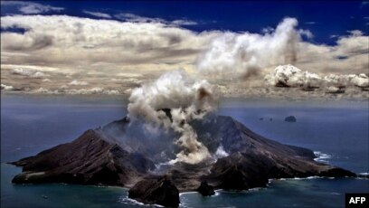 وائٹ آئی لینڈ نیوزی لینڈ کا سب سے متحرک آتش فشاں پہاڑ ہے جس کا 70 فی صد حصہ زیرِ سمندر واقع ہے۔ ہر سال تقریباً 10 ہزار سیاح اسے دیکھنے آتے ہیں۔  