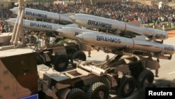 Tên lửa Brahmos của Ấn Độ trong một cuộc diễu hành ở New Delhi.