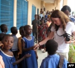 Hannah thăm Ghana năm 2008, nơi gia đình cô đã đóng góp 800.000 đôla cho Dự án giúp đỡ Người Ðói