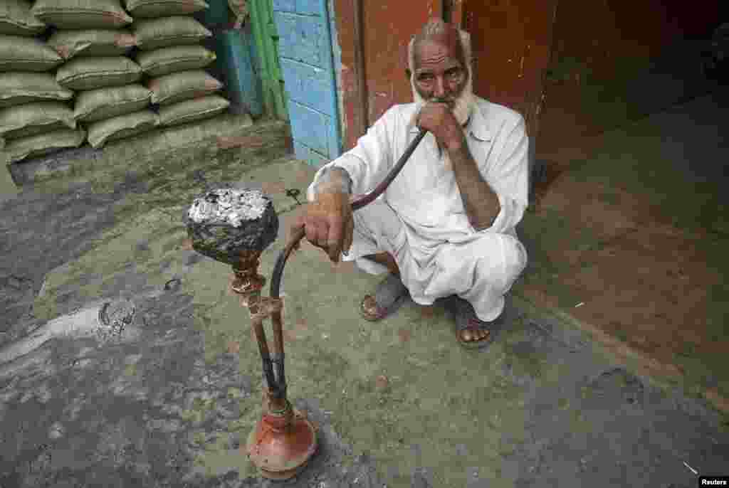 پاکستان کے دیہات خاص کر پنجاب اور سندھ میں حقہ بزرگوں کے استعمال میں رہتا ہے۔ لیکن شہروں میں اسے پینے والوں کی بڑی تعداد نوجوانوں پر مشتمل ہے۔ بڑے شہروں میں باقاعدہ شیشہ کیفے کھل گئے ہیں حالاں کہ سپریم کورٹ آف پاکستان شیشے کی درآمد اور اس کے استعمال دونوں پر پابندی عائد کرچکی ہے۔ 