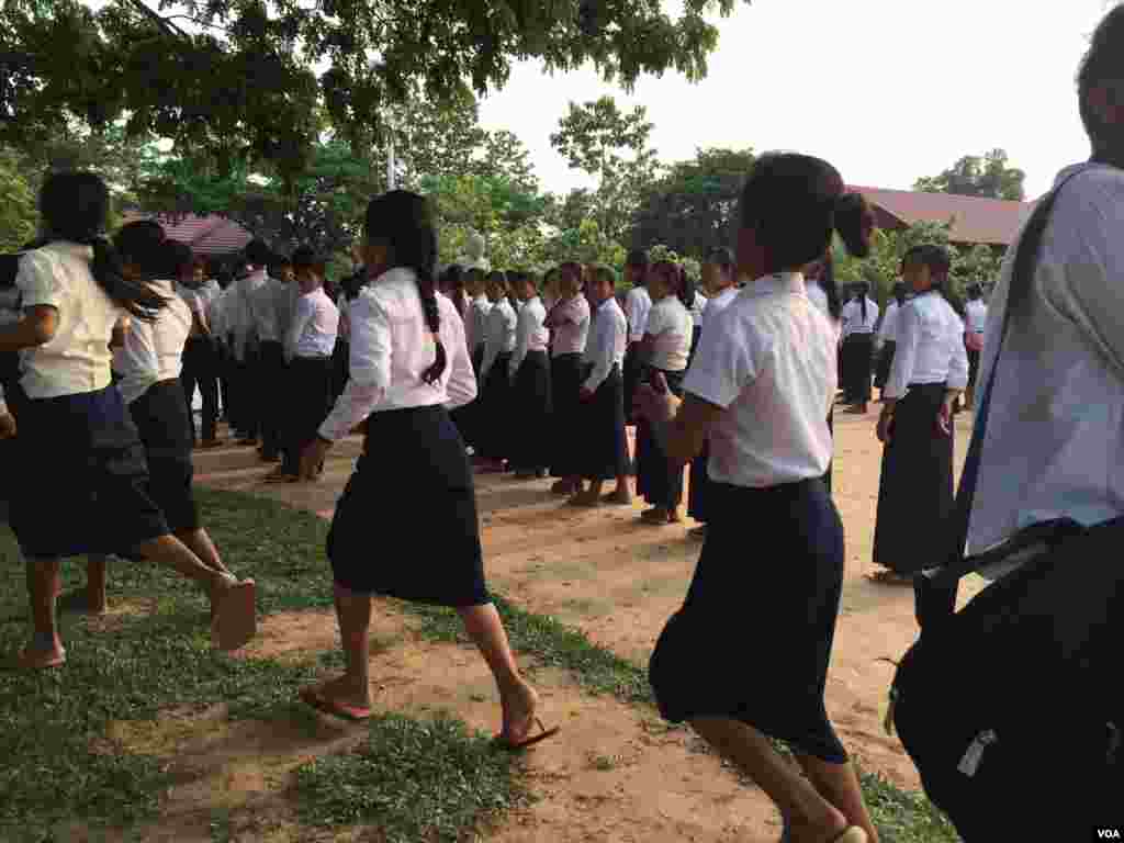 Cambodian girls at Hun Sen's Prasat Bakong High School where U.S First Lady Michelle Obama visited on Saturday March 21, 2015 in Siem Reap. (Phorn Bopha/VOA Khmer)
