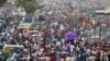 အိန္ဒိယနိုင်ငံ Ahmedabad မြို့မှာ ဒီပါဝလီပွဲ ဆင်နွှဲဖို့ ဈေးဝယ်နေကြသူများ။ (နိုဝင်ဘာ ၁၂၊ ၂၀၂၀)