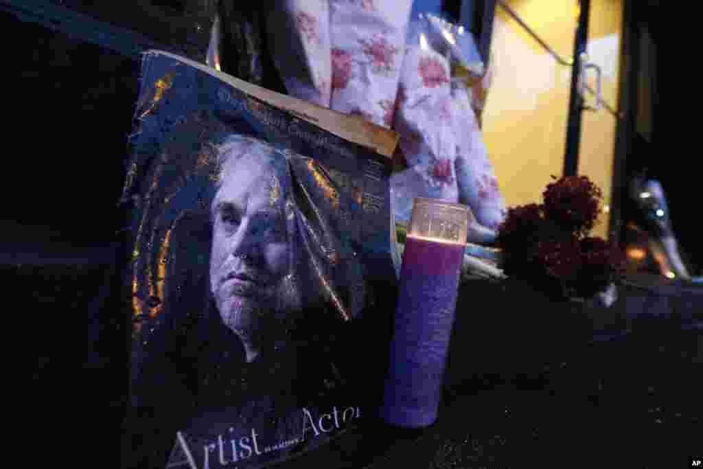 Sebuah memorial yang dibuat di depan rumah aktor Philip Seymour Hoffman (3/2) di New York. (AP/Jason DeCrow)