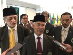 Ketua FKUB Jabar, Rafani Achyar (tengah), bersama jajaran pengurus, berbicara kepada wartawan usai dilantik di Gedung Sate, Senin, 30 Desember 2019 sore. (VOA/ Rio Tuasikal).