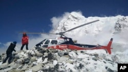 A helicopter prepares to rescue people at Everest Base Camp, which had been struck Saturday by an avalanche triggered by a massive earthquake in Nepal, on April, 27, 2015. 