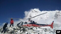 Sebuah helikopter bersiap-siap membantu upaya penyelamatan di Base Camp Gunung Everest, yang dilanda es longsor akibat gempa kuat di Nepal (27/4).
