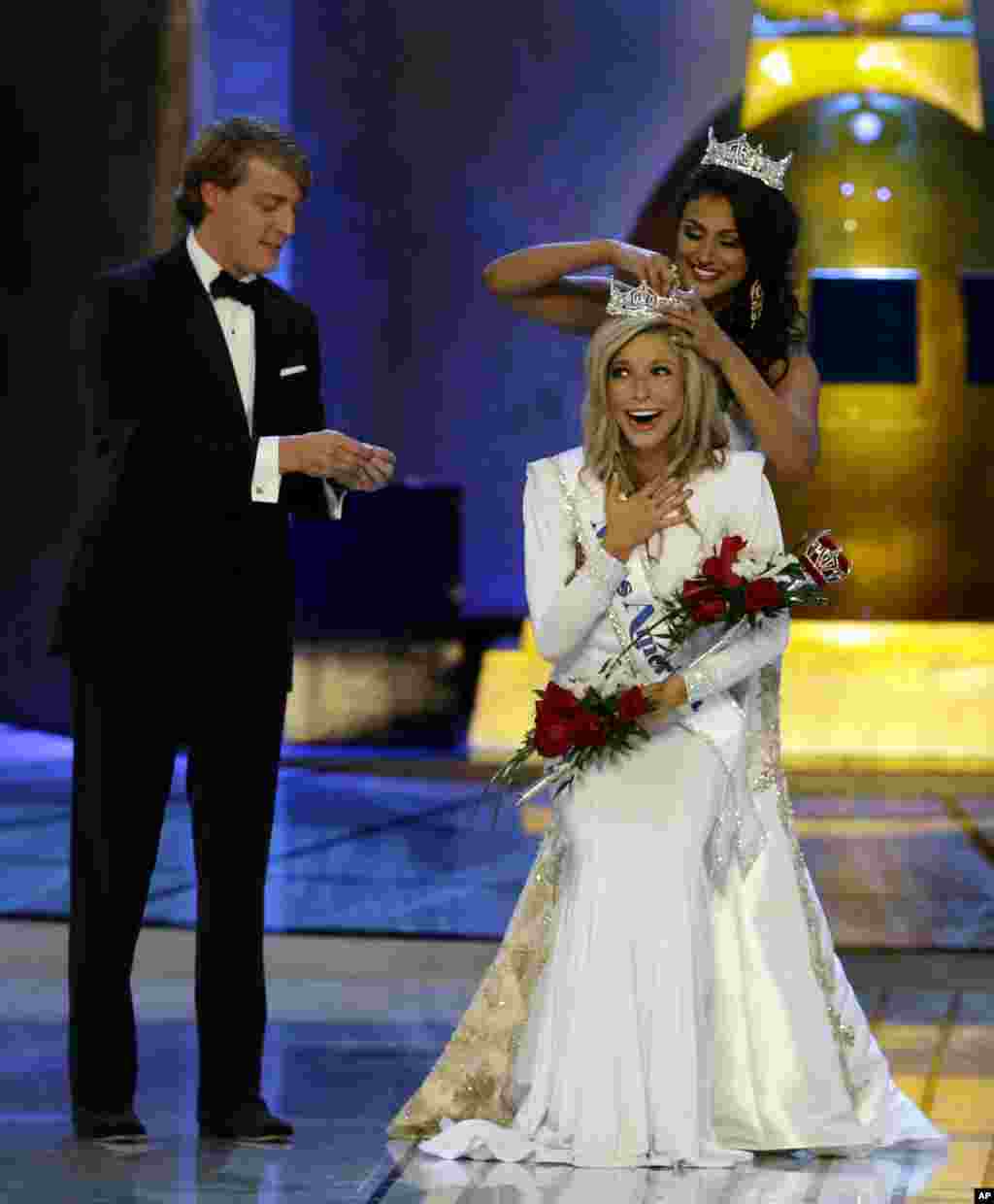 Miss America 2014 Nina Davuluri, top right, crowns Miss New York Kira Kazantsev as Miss America 2015 during the Miss America 2015 pagean in Atlantic City, New Jersey, Sept. 14, 2014.