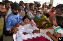 People mourn the death of a Pakistani Christian who was killed in an attack in Quetta, Pakistan, April 3, 2018.