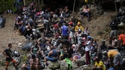 Para migran asal Haiti beristirahat sejenak saat mereka tiba di area hutan Celah Darien (Darien Gap) di dekat wilayah Acandi, Kolombia, dalam perjalanannya menuju Panama pada 26 September 2021. (Foto: AFP)